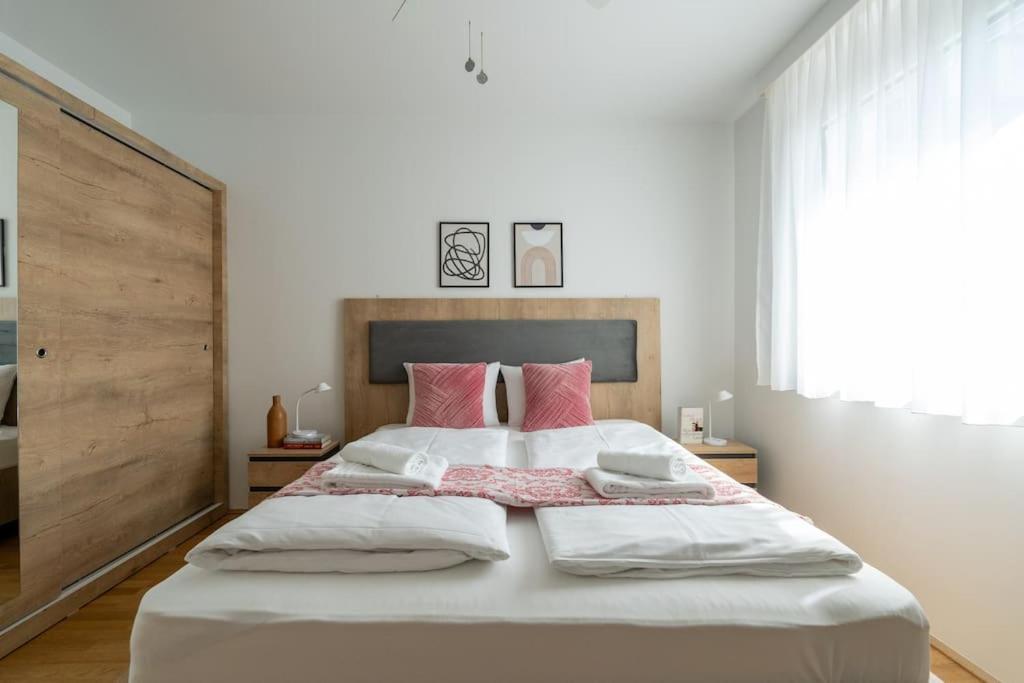 Elegant 1Br Flat With Balcony By Hm Apartamento Viena Exterior foto