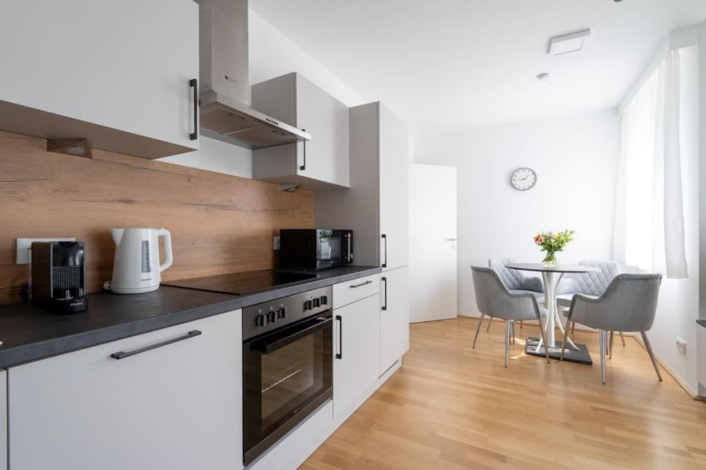 Elegant 1Br Flat With Balcony By Hm Apartamento Viena Exterior foto