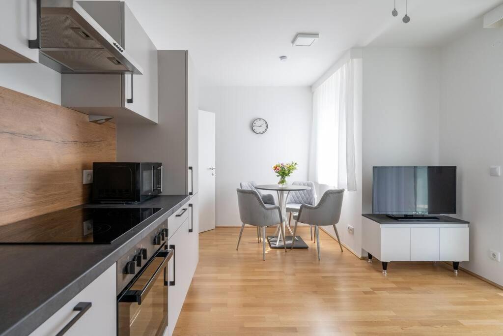 Elegant 1Br Flat With Balcony By Hm Apartamento Viena Exterior foto